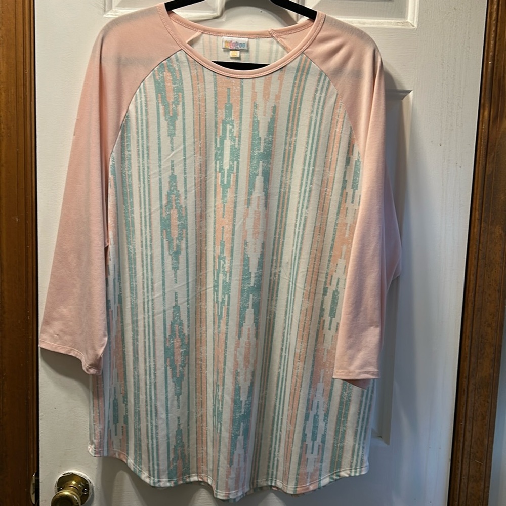 LuLaRoe Randy shirt
Size 3XL
Good condition